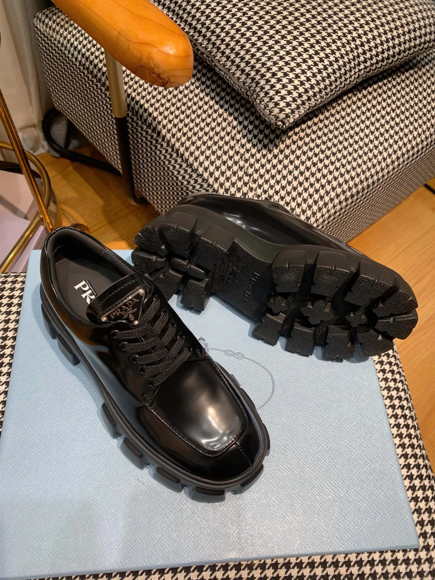 👟👟Ex-factory price 480👟👟 ss23 Prada 👟👟 💥The T-stage catwalk model "Dream Never Sleeps" can be used on important occasions. It has an aristocratic feel and is perfect on the feet💃💃The entire series is full of exciting and unexpected combinations of elements, with a strong artistic flavor, allowing you to appreciate the ever-changing style of Prada girls. 1⃣ Upper: cowhide with open edge beads/patent leather 2⃣ Lining: imported sheepskin 3⃣ Outsole: lightweight foam outsole Size 35M-40M